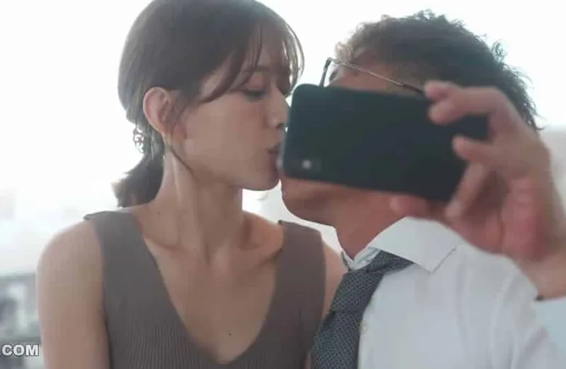 Thấy cô vợ hơi lạ, anh xã xem điện thoại vợ và thấy cảnh nện với sếp của mình